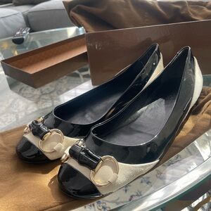 Gucci Black and Cream Patent Leather Horsebit Ballet Flats